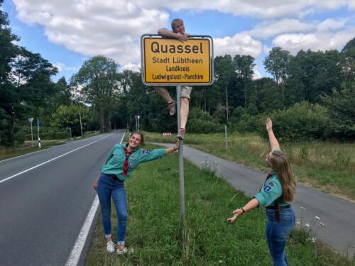 Die Akelas verehren eher das Ortsschild als den König von Quassel, Juli 2018